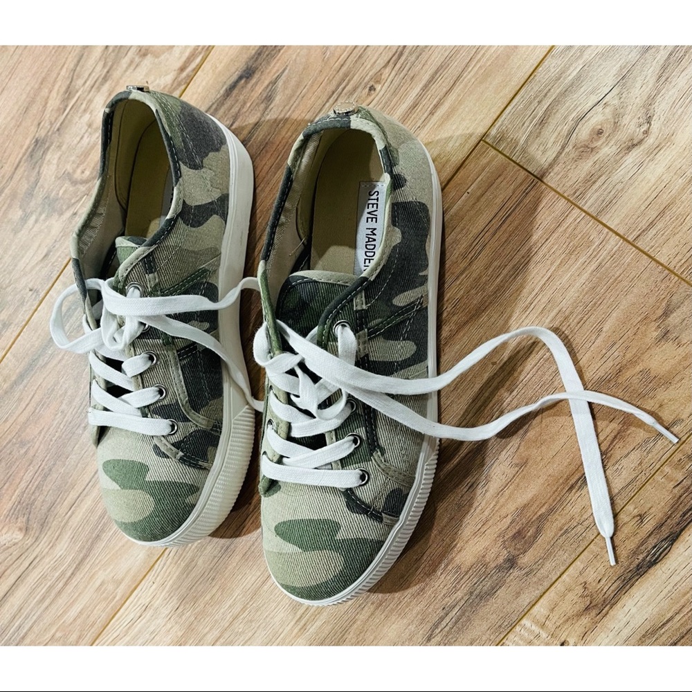 Camo platform sneaker. - Picture 2 of 3